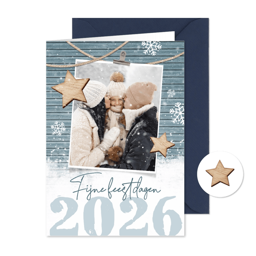 Kerstkaart 2026 hout sneeuw foto houten sterren hip - Kaartimpressie