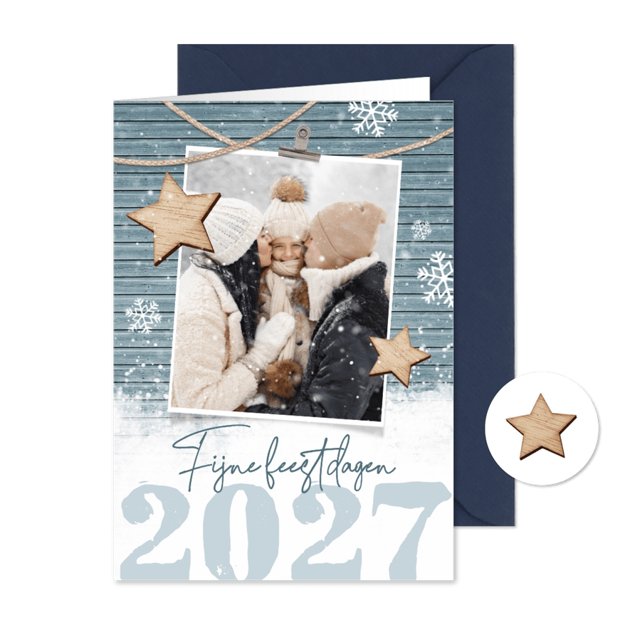 Kerstkaart 2027 hout sneeuw foto houten sterren hip - Kaartimpressie