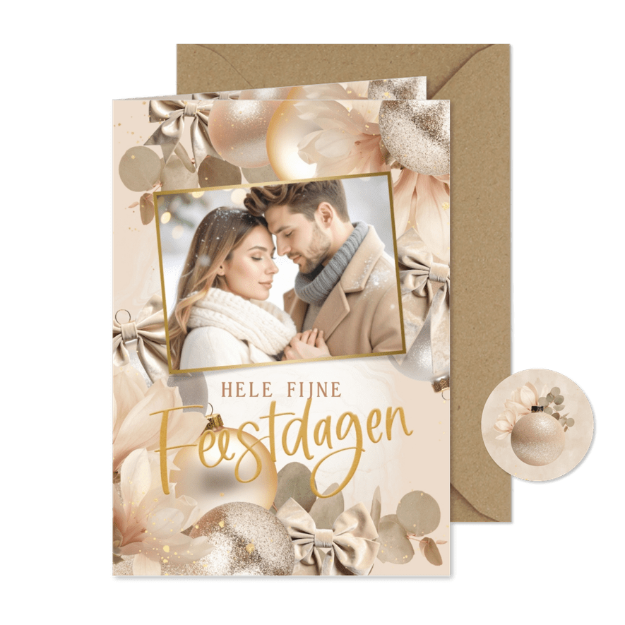 Kerstkaart beige kerstballen strikken bloemen & eucalyptus - Kaartimpressie
