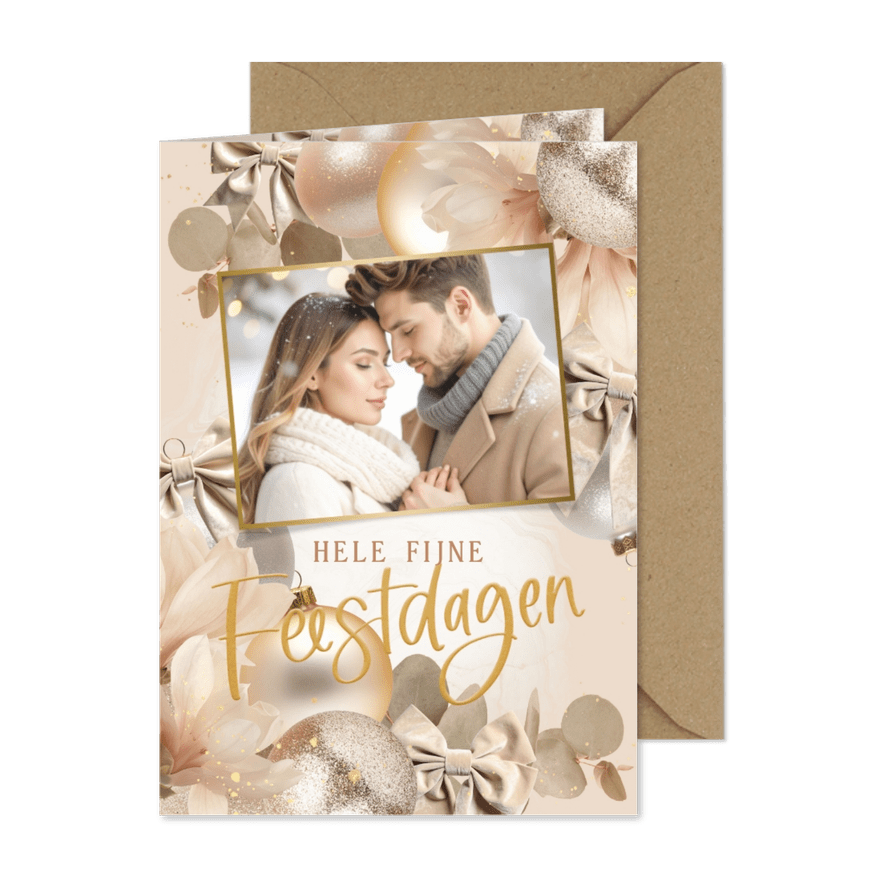Kerstkaart beige kerstballen strikken bloemen & eucalyptus - Kaartimpressie