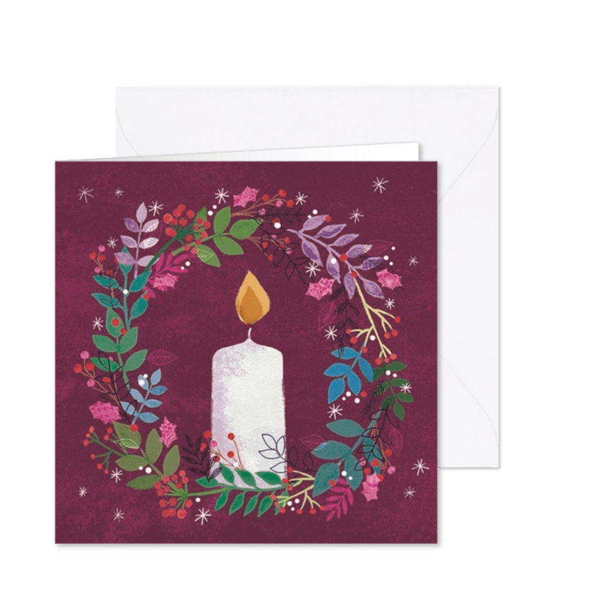 Kerstkaart brandende kaars omringd met kersttakjes - Kaartimpressie