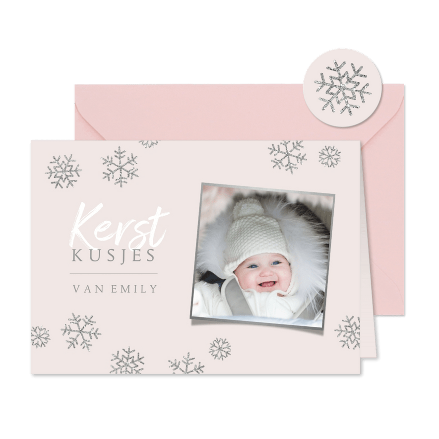 Kerstkaart eigen foto 'Kerstkusjes' roze - Kaartimpressie