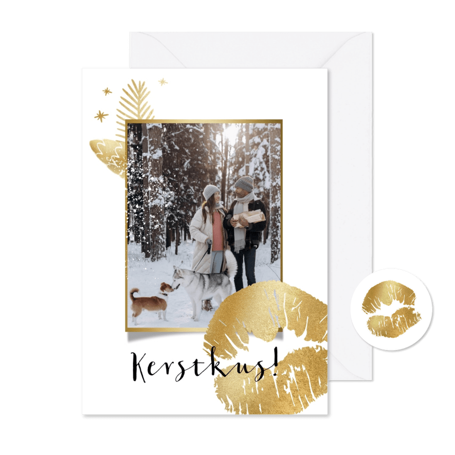 Kerstkaart fotokaart kerstkus goudlook kus dennentak sneeuw - Kaartimpressie
