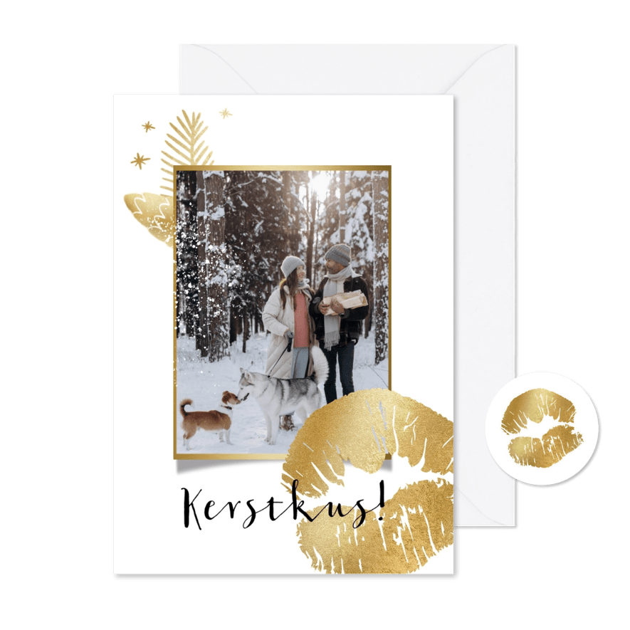 Kerstkaart fotokaart kerstkus goudlook kus dennentak sneeuw - Kaartimpressie