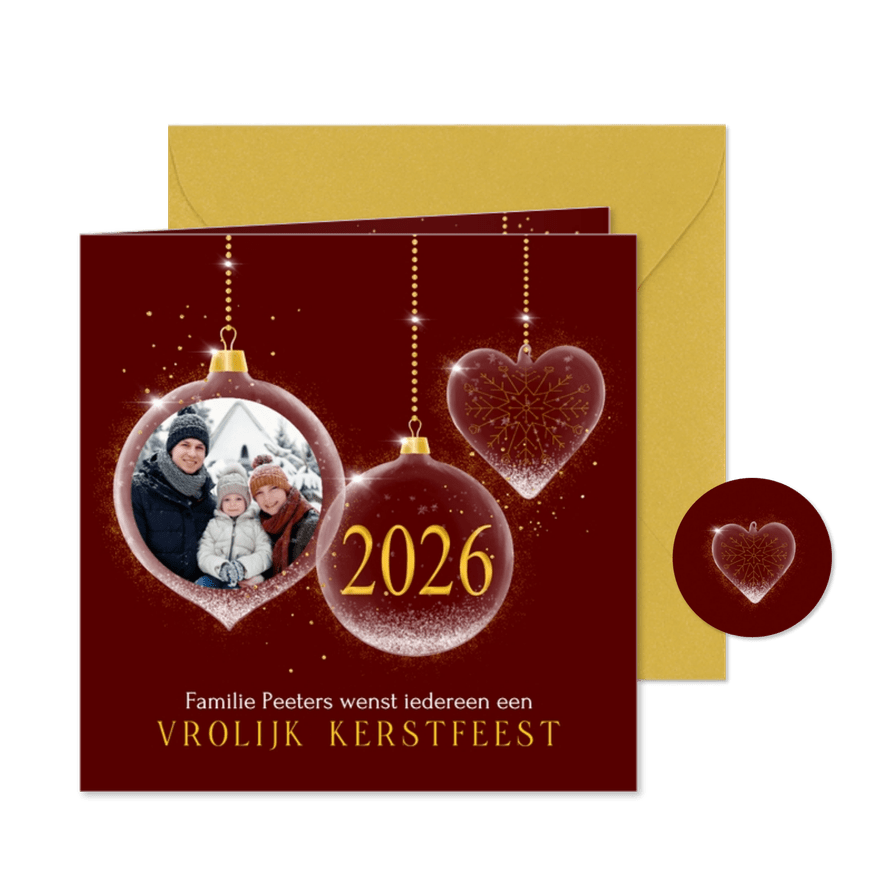 Kerstkaart glazen kerstballen op rood met foto en jaartal - Kaartimpressie