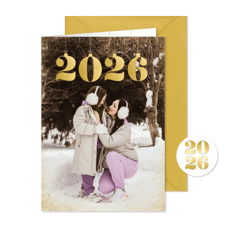 Kerstkaart grote foto met jaartal kerstballen goud - Kaartimpressie