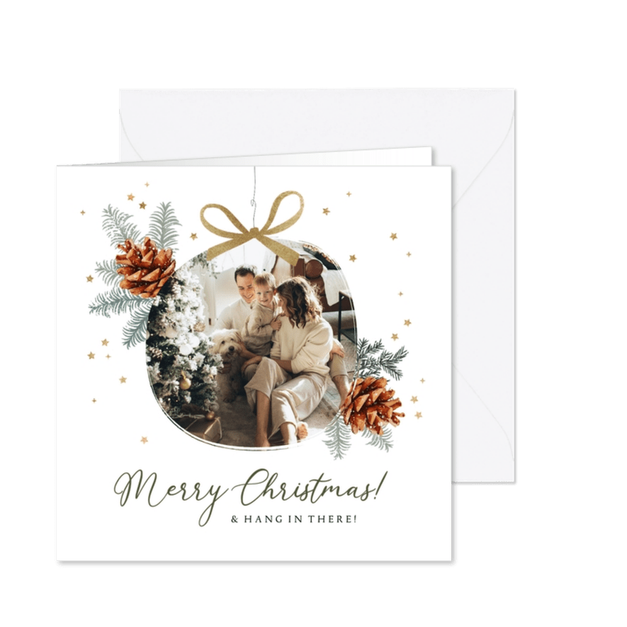 Kerstkaart kerstbal kersttak dennenappels 'Hang in there' - Kaartimpressie