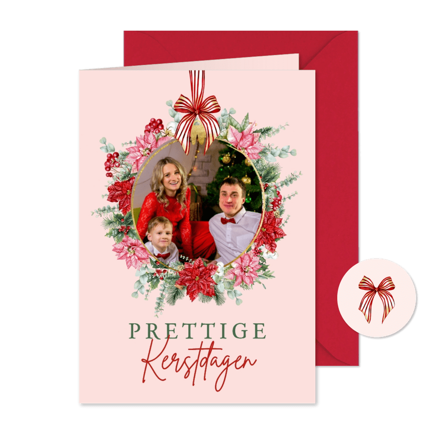 Kerstkaart kerstbal met strik en bloemen - Kaartimpressie