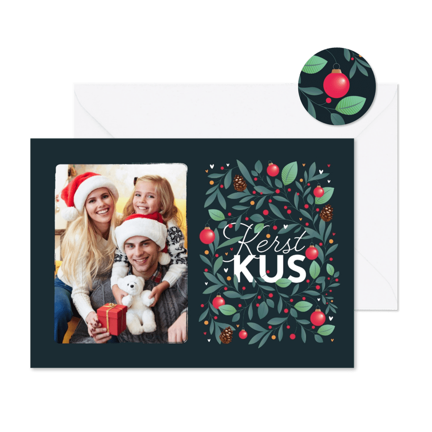 Kerstkaart kerstballen illustratie typografisch kerstkus - Kaartimpressie