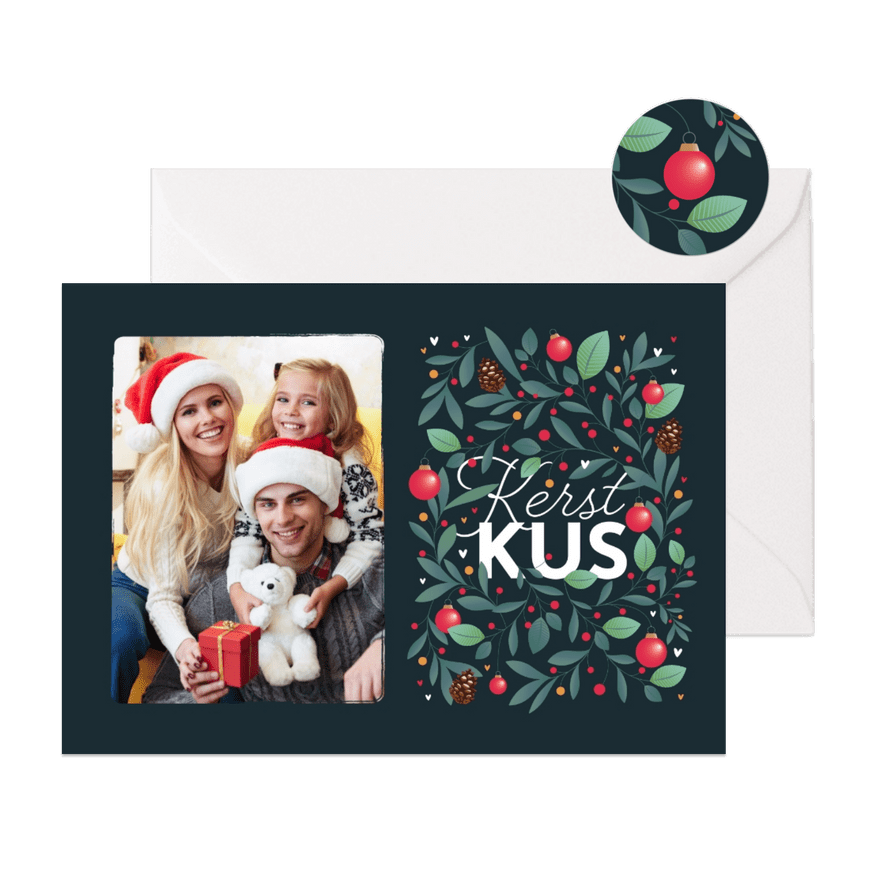 Kerstkaart kerstballen illustratie typografisch kerstkus  - Kaartimpressie