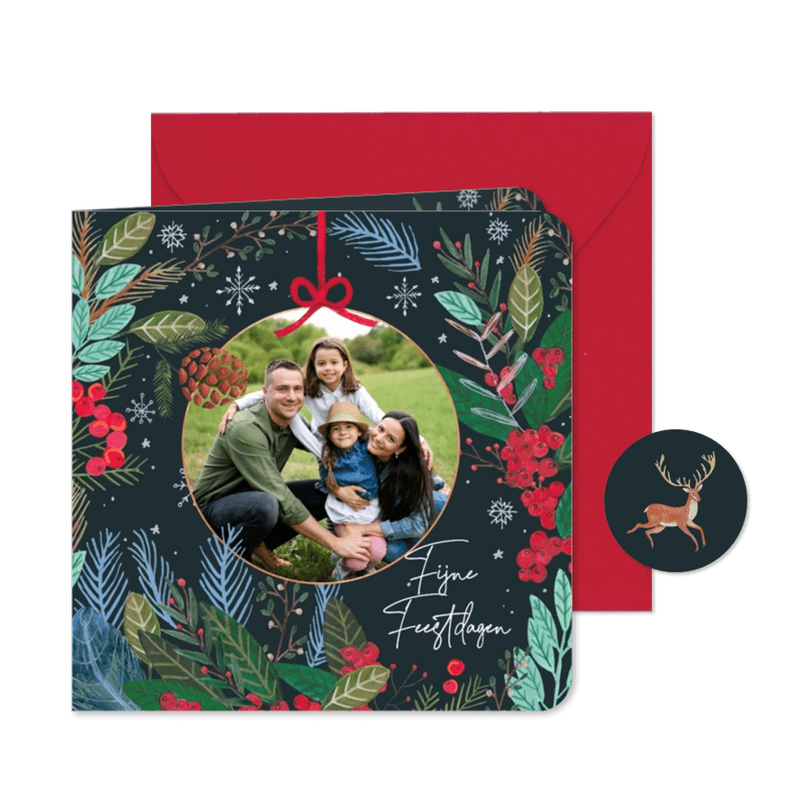 Kerstkaart kerstkrans met foto in kerstbal - Kaartimpressie