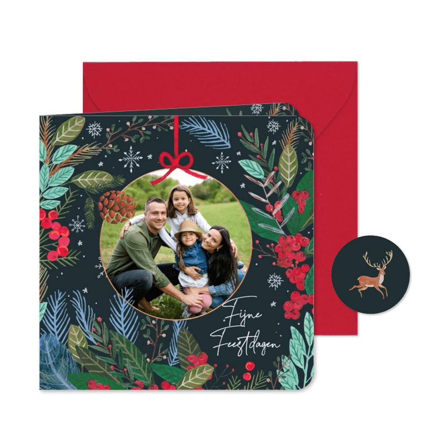 Kerstkaart kerstkrans met foto in kerstbal - Kaartimpressie