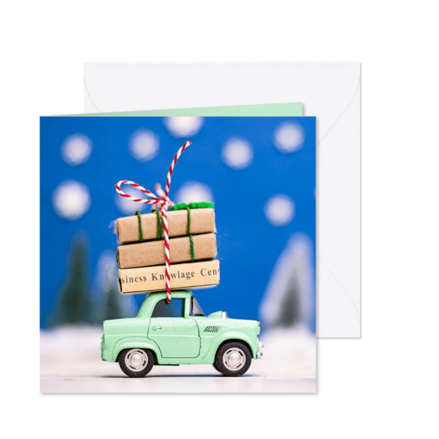 Kerstkaart met een groen autootje dat presentjes vervoert - Kaartimpressie