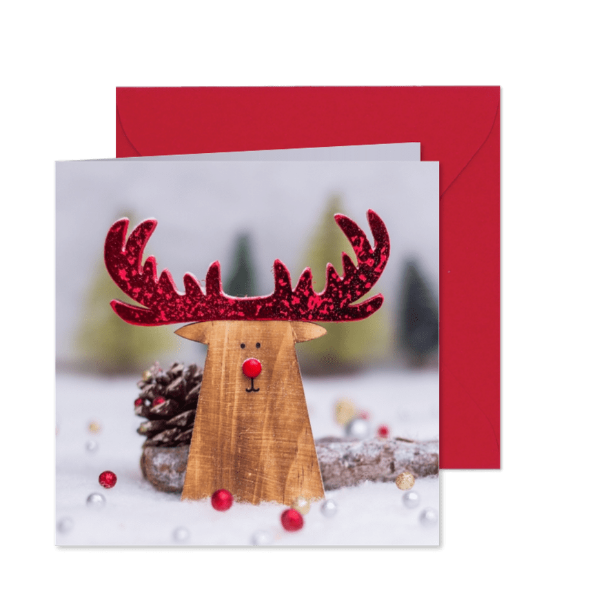 Kerstkaart met een schattig rendier in een winters landschap - Kaartimpressie