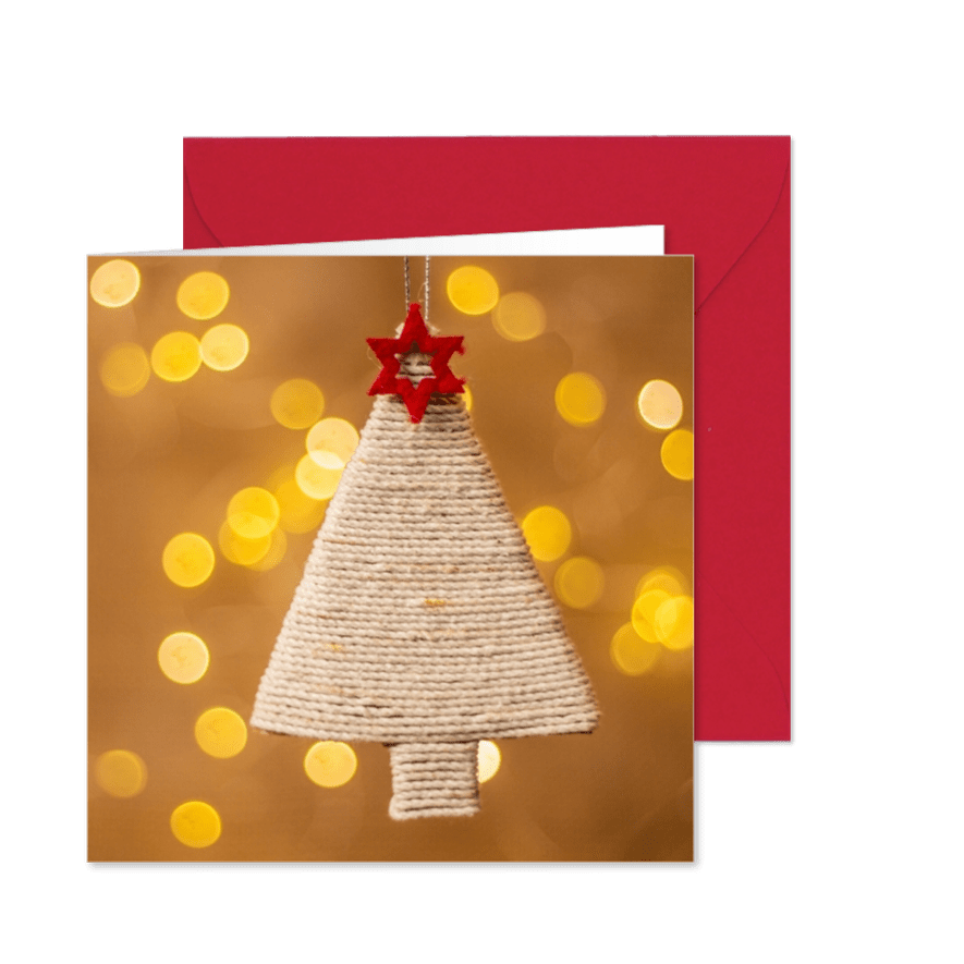 Kerstkaart met een witte kerstboom en een rode ster - Kaartimpressie