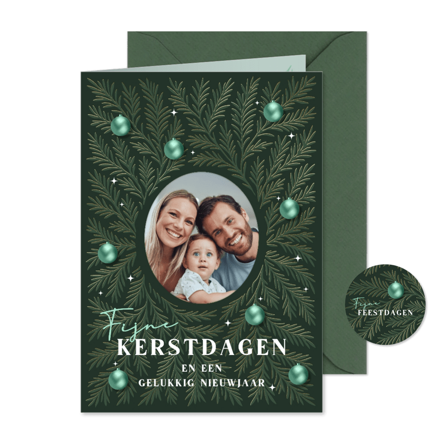 Kerstkaart met foto en groene dennentakken - Kaartimpressie