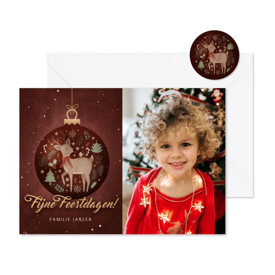 Kerstkaart met foto en kerstbal met vrolijke illustraties - Kaartimpressie