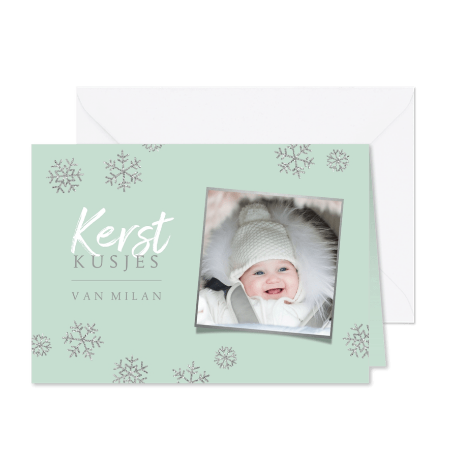 Kerstkaart met foto en zilveren sneeuwsterren - Kaartimpressie