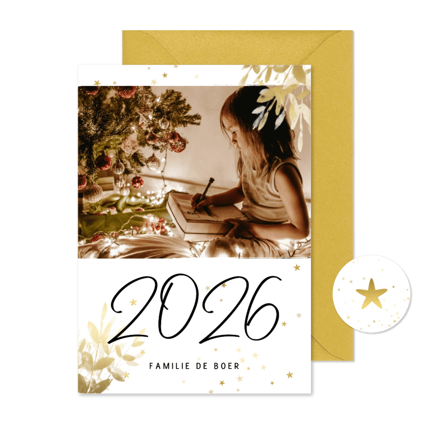 Kerstkaart met foto, gouden sterren en handgeschreven 2026 - Kaartimpressie