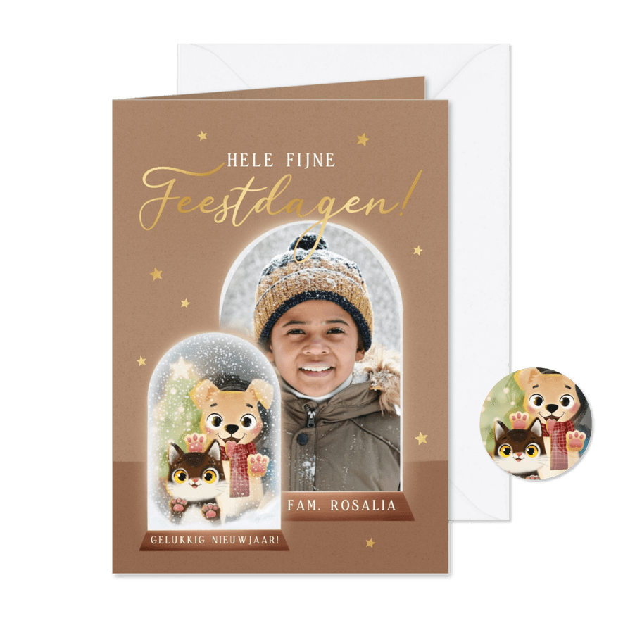 Kerstkaart met hond en kat en eigen foto in sneeuwbol  - Kaartimpressie