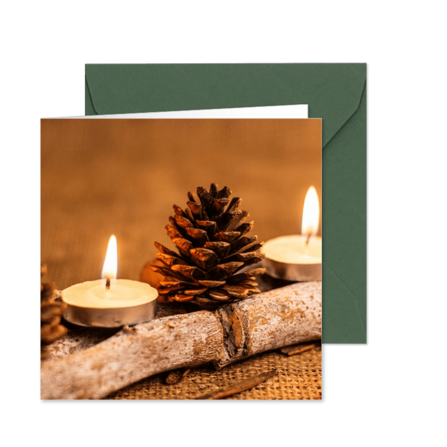 Kerstkaart met kaarsen dennenappels en houten stokje - Kaartimpressie