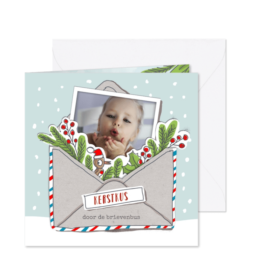Kerstkaart met kerstkus in een envelopje met foto - Kaartimpressie