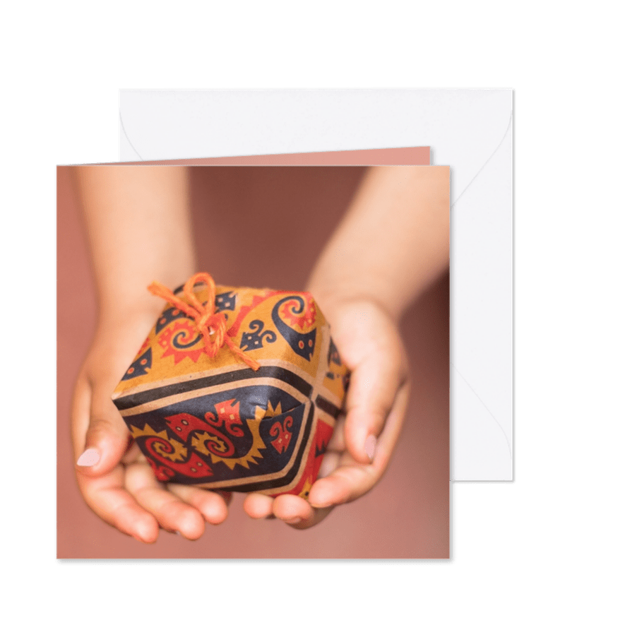 Kerstkaart met meisjeshanden die een cadeautje aanbieden - Kaartimpressie