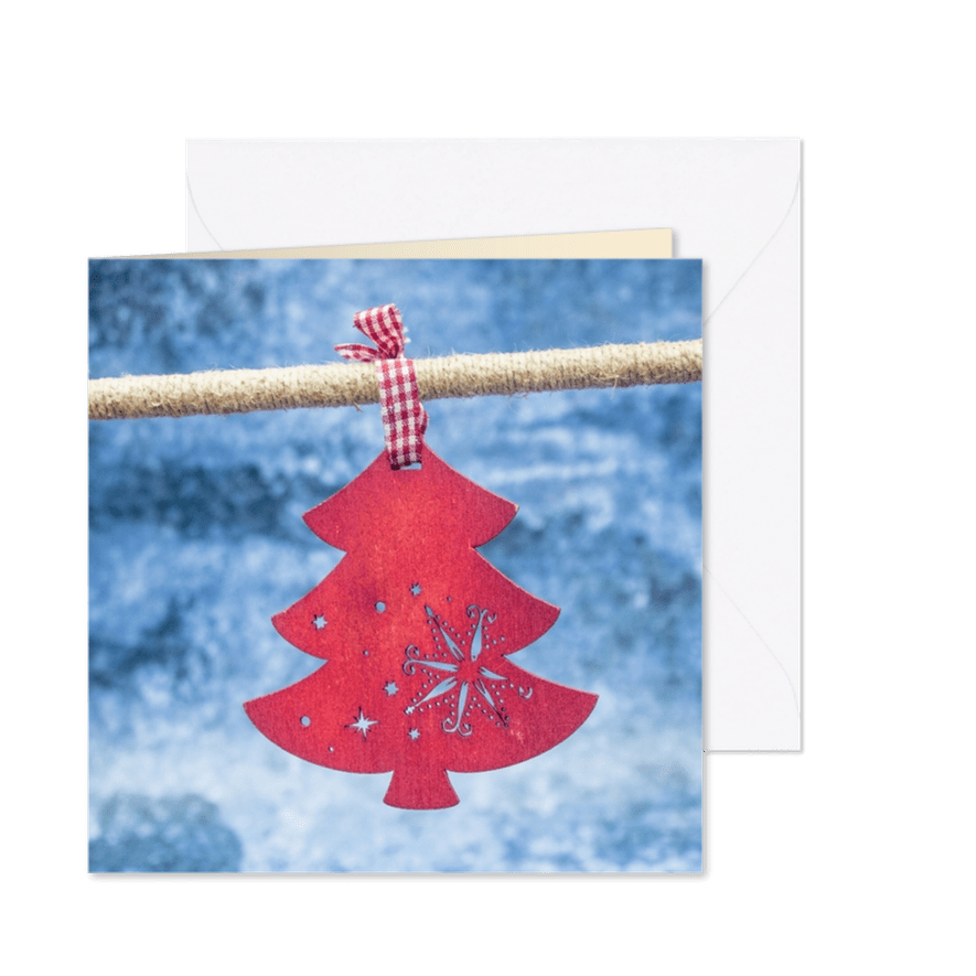 Kerstkaart met rode kerstboom hangend aan een tak - Kaartimpressie