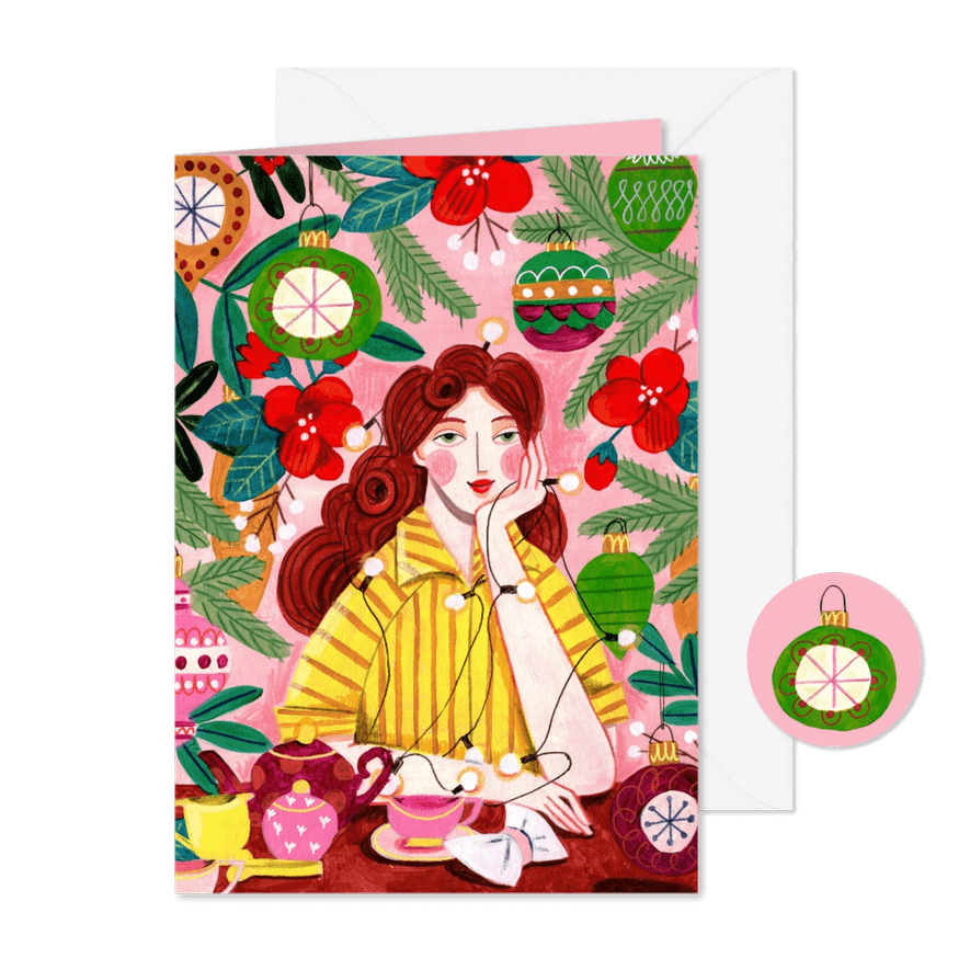 Kerstkaart mrs. Santa tussen de kerstboom met kerstlampjes - Kaartimpressie