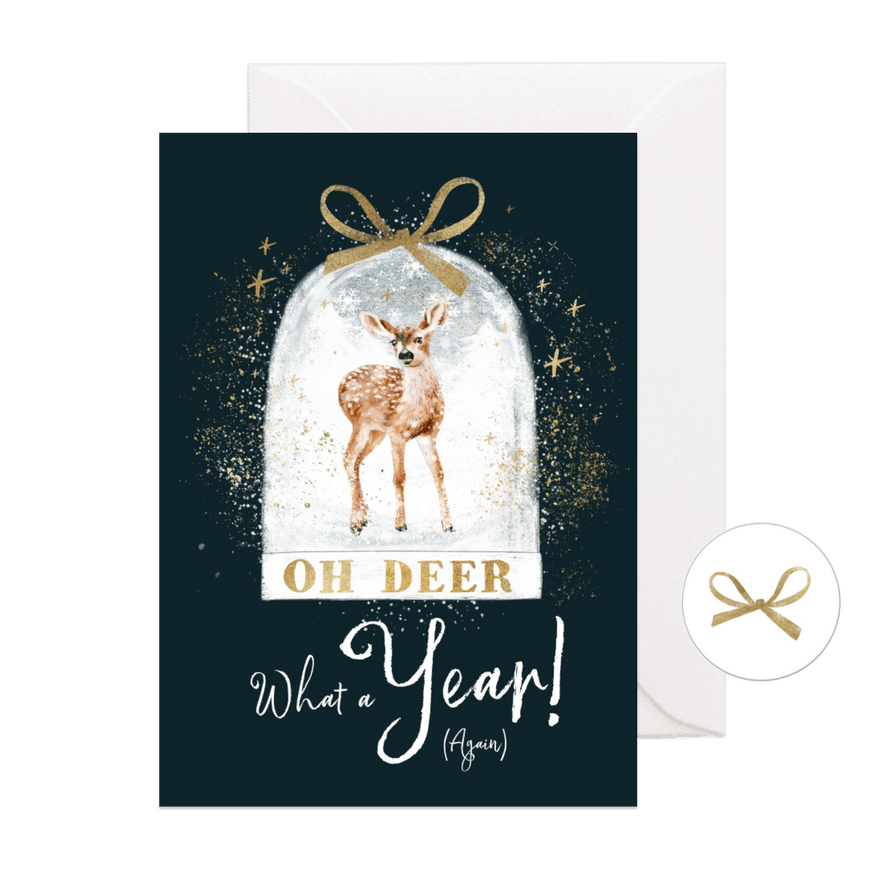 Kerstkaart 'Oh deer, what a year' hert illustratie sneeuwbol - Kaartimpressie