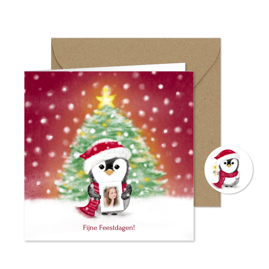 Kerstkaart pinguin met foto bij kerstboom met kerstlichtjes - Kaartimpressie