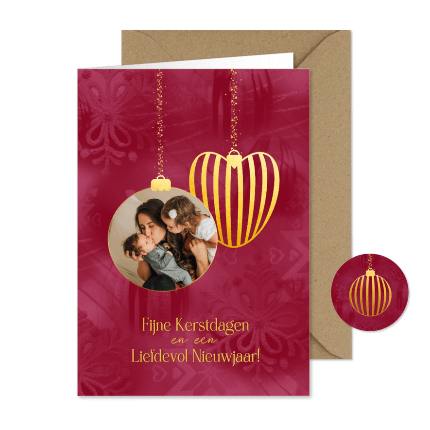 Kerstkaart rood met twee foto’s en gouden kerstballen - Kaartimpressie