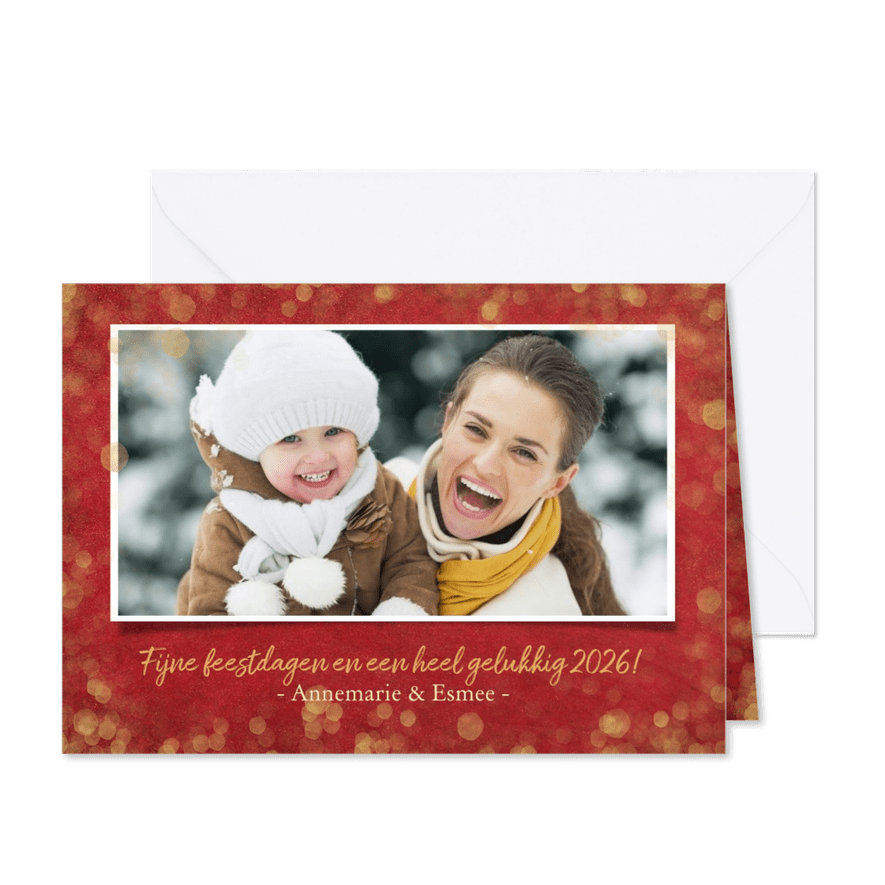 Kerstkaart sfeervol  met foto - rood met gouden confetti - Kaartimpressie