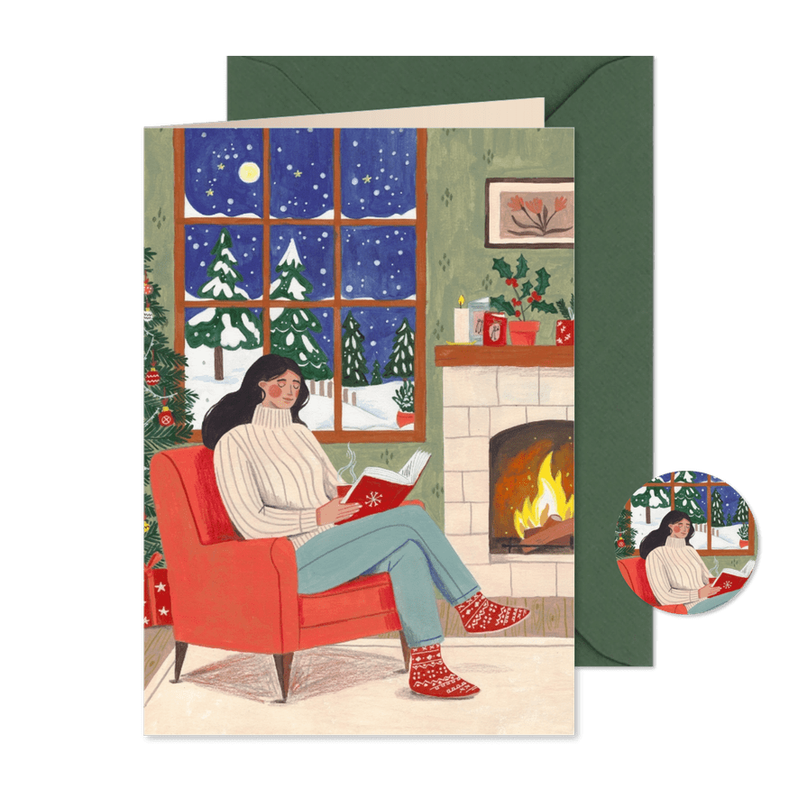 Kerstkaart vrouw leest boek in woonkamer - Kaartimpressie