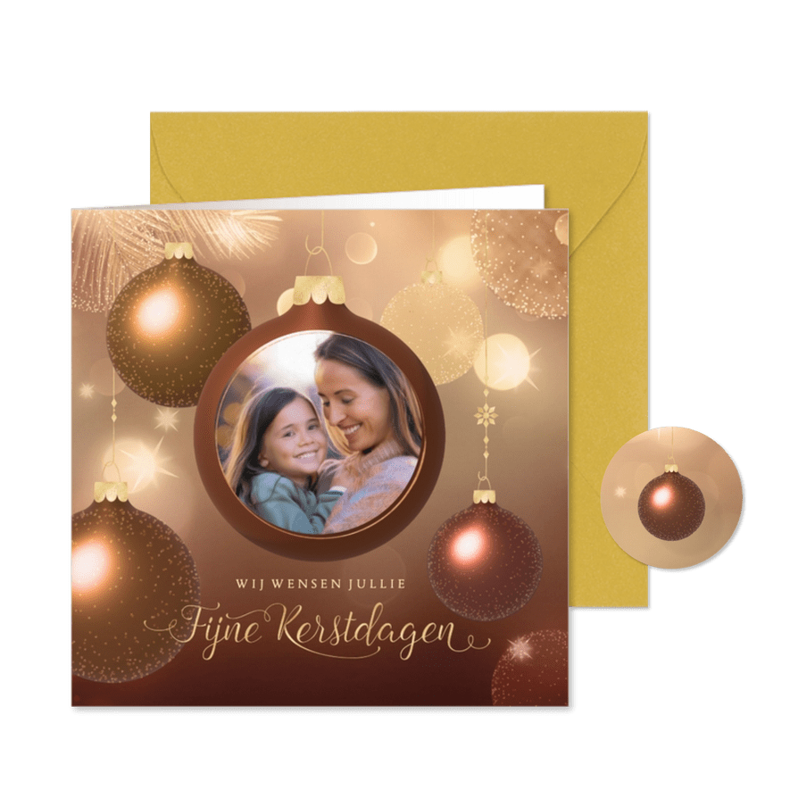 Kerstkaart warm chique met koperen kerstballen en eigen foto - Kaartimpressie