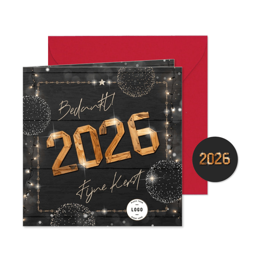Kerstkaart zakelijk met houten jaartal en frame van lichtjes - Kaartimpressie