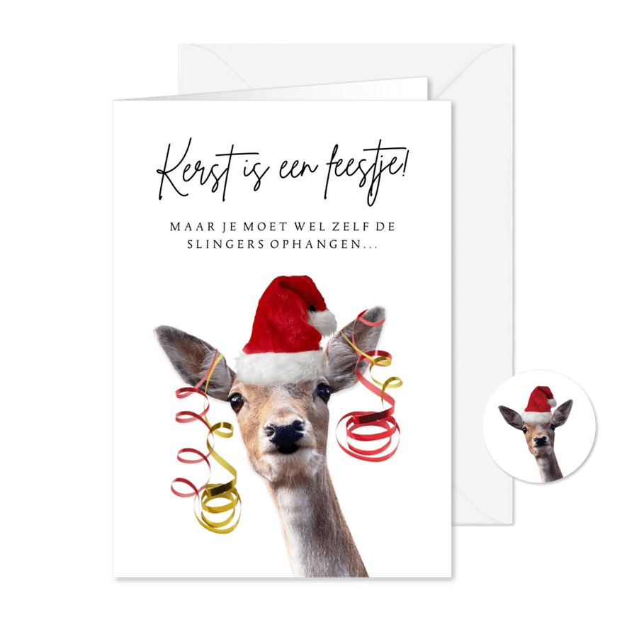 Kerstkaart zelf de slingers ophangen met hert met kerstmuts - Kaartimpressie
