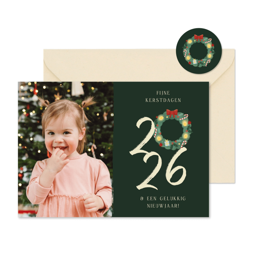 Kerstkaartje donkergroen met grote foto en 2026 kerstkrans - Kaartimpressie