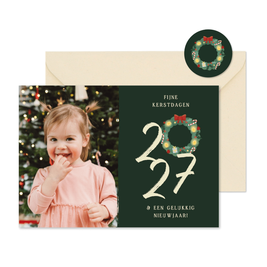 Kerstkaartje donkergroen met grote foto en 2027 kerstkrans - Kaartimpressie