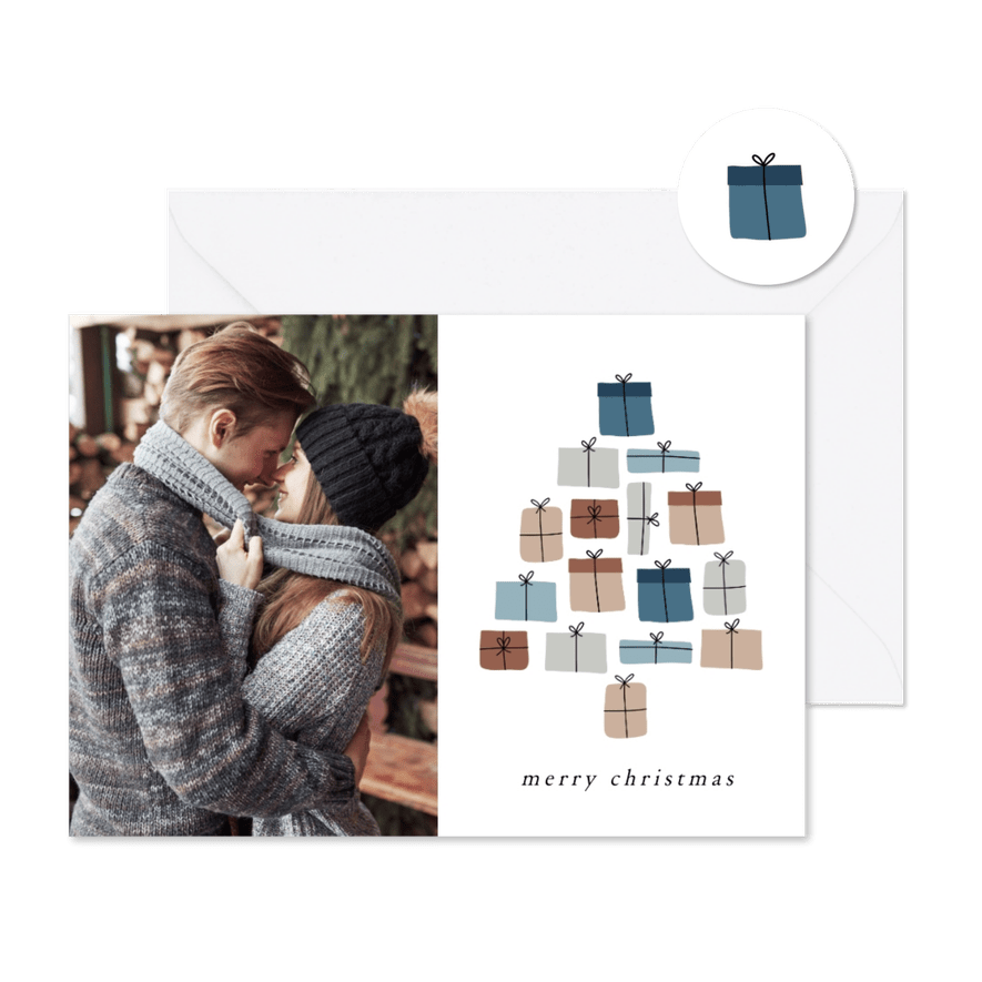 Kerstkaartje kerstboom van cadeaus en grote foto blauw - Kaartimpressie