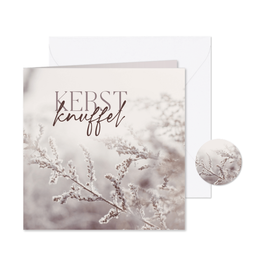 Kerstkaartje kerstknuffel met winterfoto takjes paars - Kaartimpressie