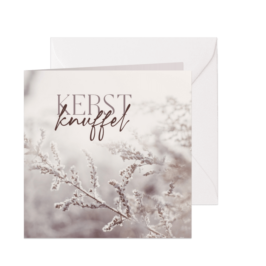 Kerstkaartje kerstknuffel met winterfoto takjes paars - Kaartimpressie