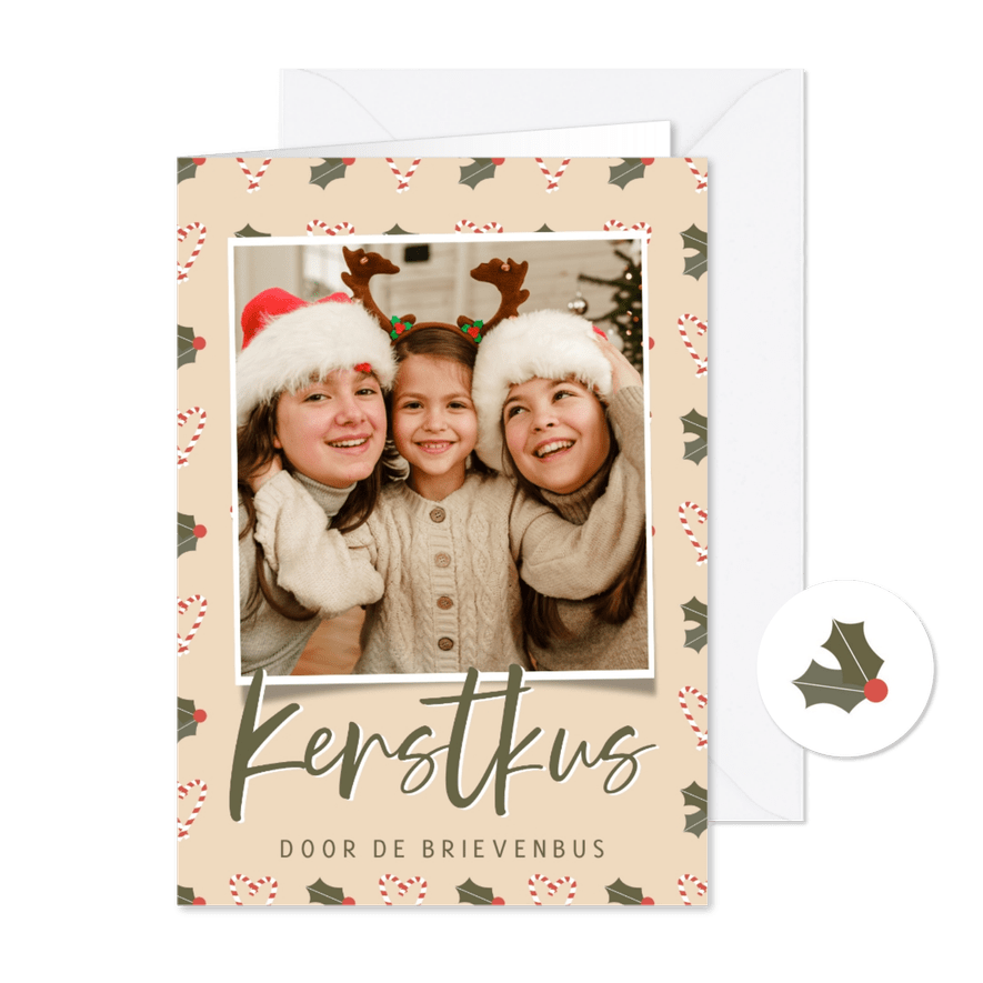 Kerstkaartje kerstkus door de brievenbus met patroontje - Kaartimpressie