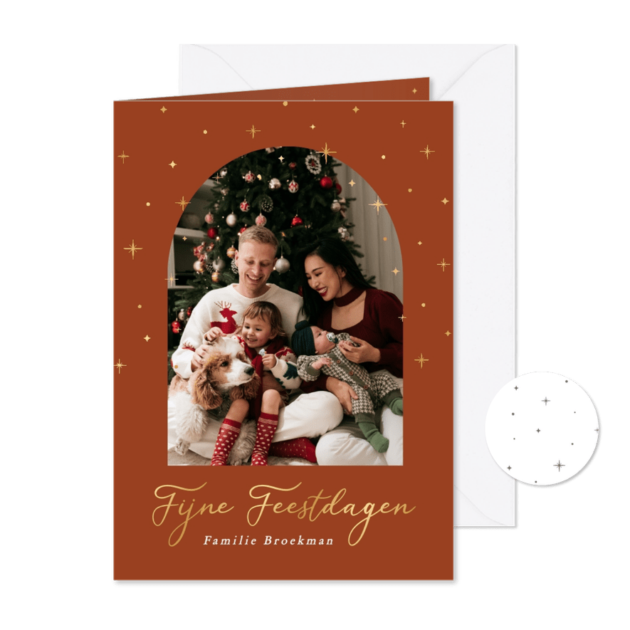 Kerstkaartje met foto in boog en sterretjes rood goudfolie - Kaartimpressie