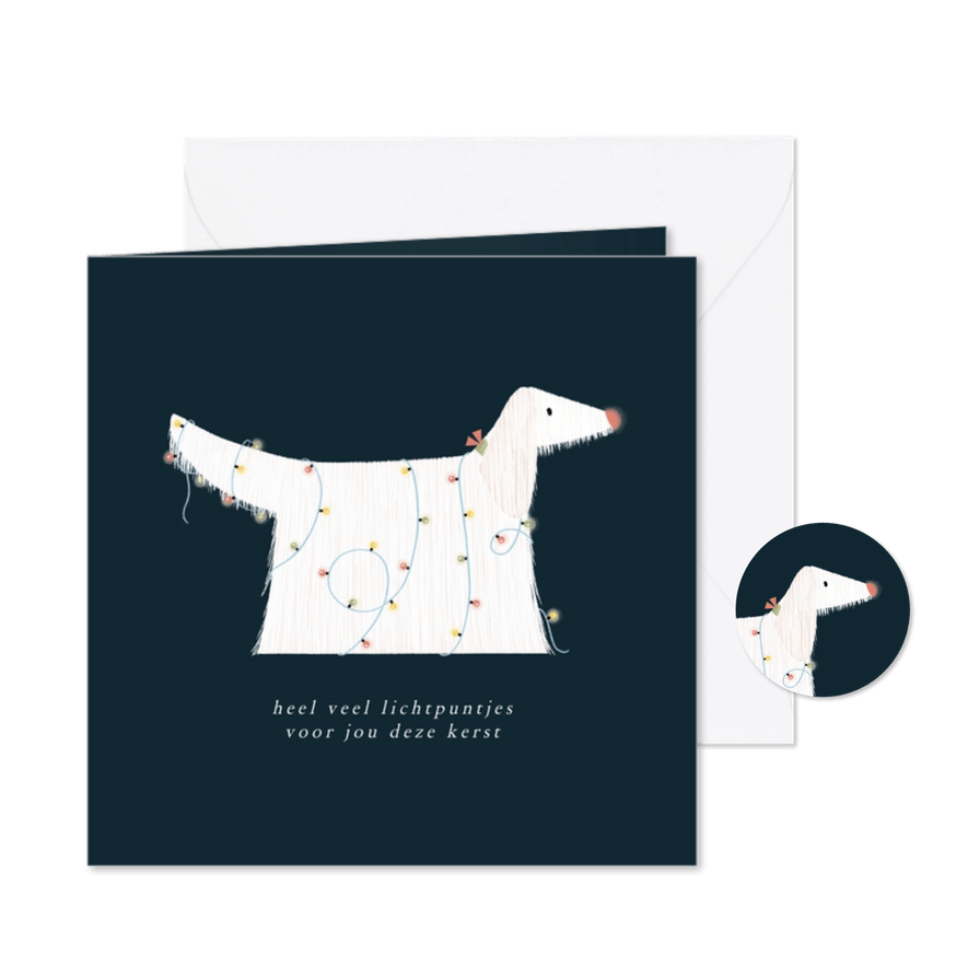 Kerstkaartje met hondje versierd met verlichte kerstlampjes  - Kaartimpressie