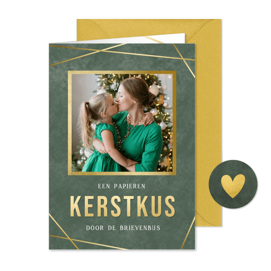 Kerstkus door de brievenbus kaart met eigen foto en goud - Kaartimpressie