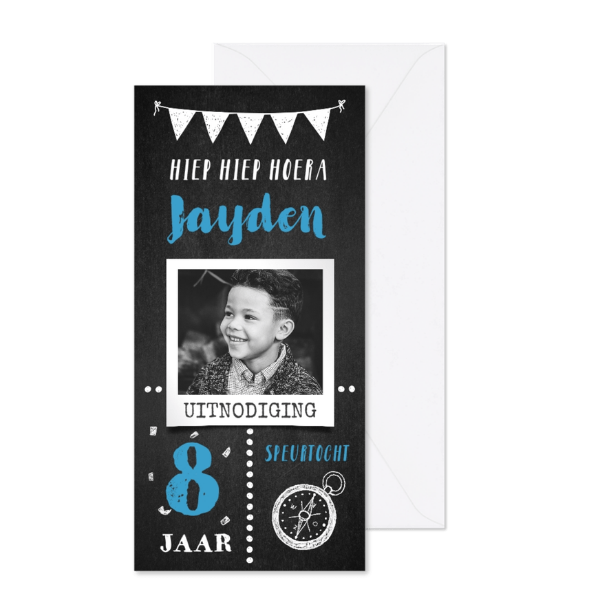 Kinderfeest uitnodiging speurtocht stoer met krijtbord - Kaartimpressie