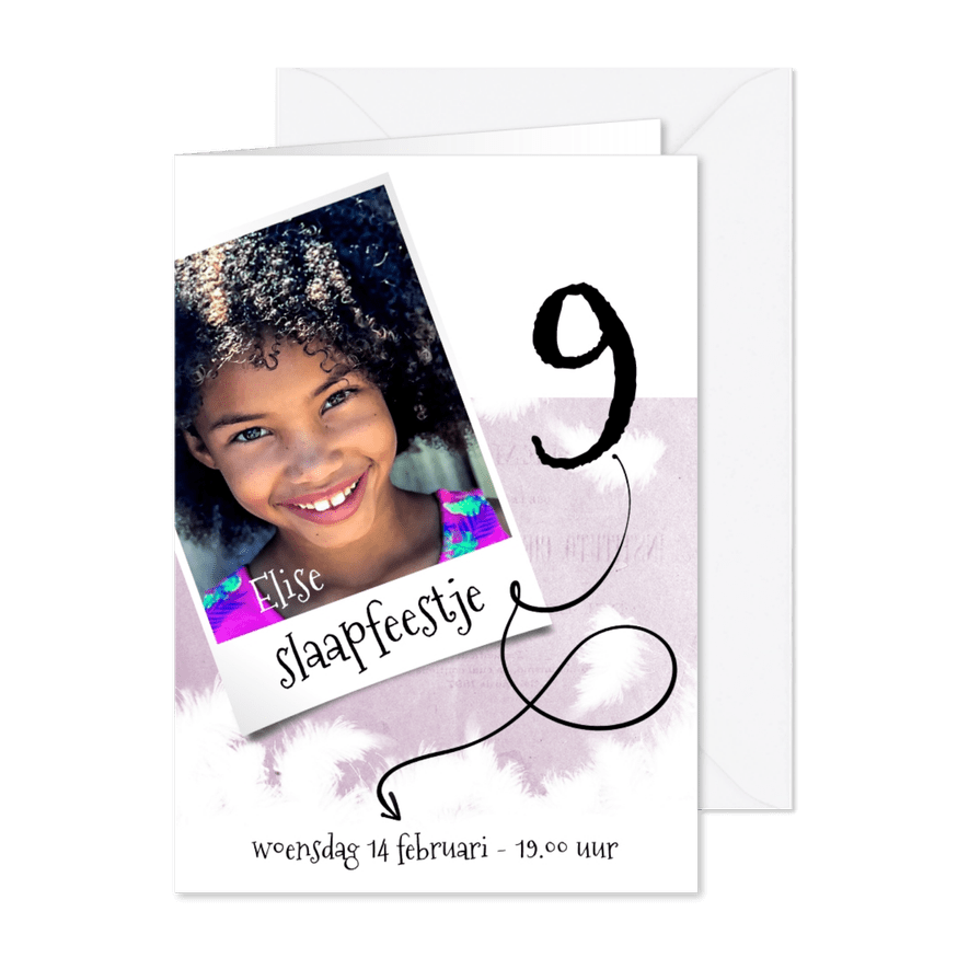 Kinderfeestje 9e verjaardag witte veertjes op roze - Kaartimpressie
