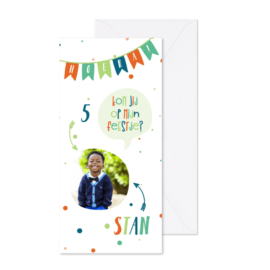 Kinderfeestje met vlaggetjes en spreekwolkje jongen lang - Kaartimpressie