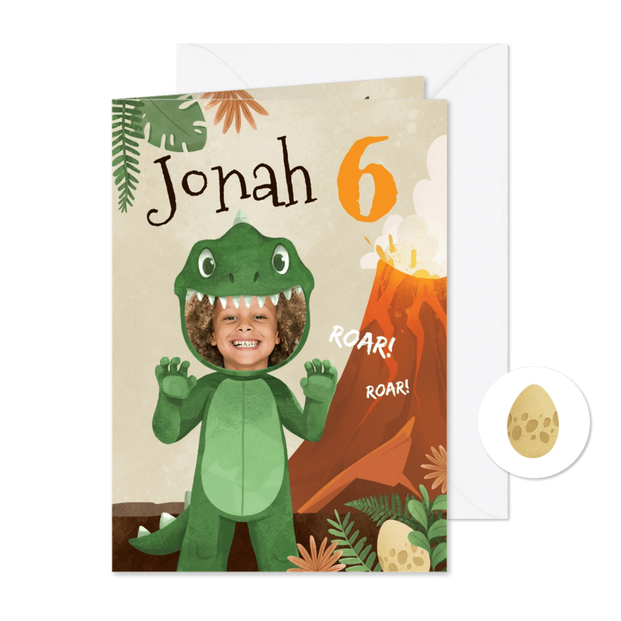 Kinderfeestje uitnodiging dino kostuum dinosaurussen - Kaartimpressie